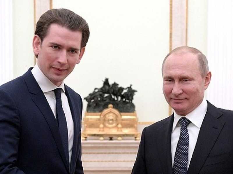 Sebastain Kurz stringe la mano a Vladimir Putin (foto via Kremlin.ru)