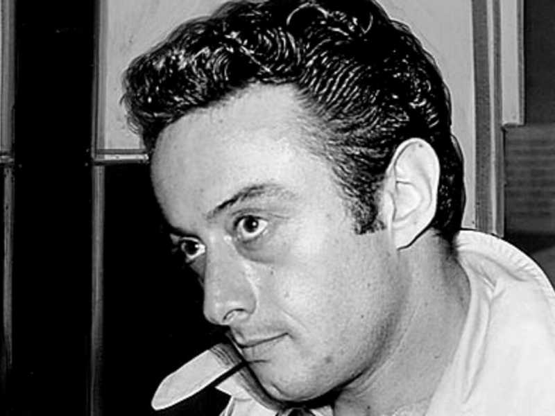 Lenny Bruce durante il suo arresto nel 1961 (foto via Wikipedia)
