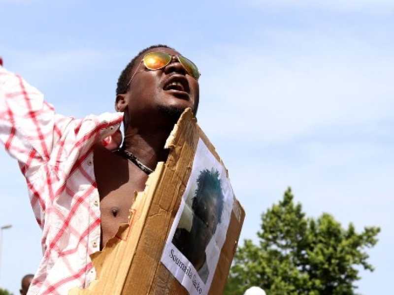 Una manifestazione a San Calogero dopo la morte di Soumayla Sacko. Foto LaPresse