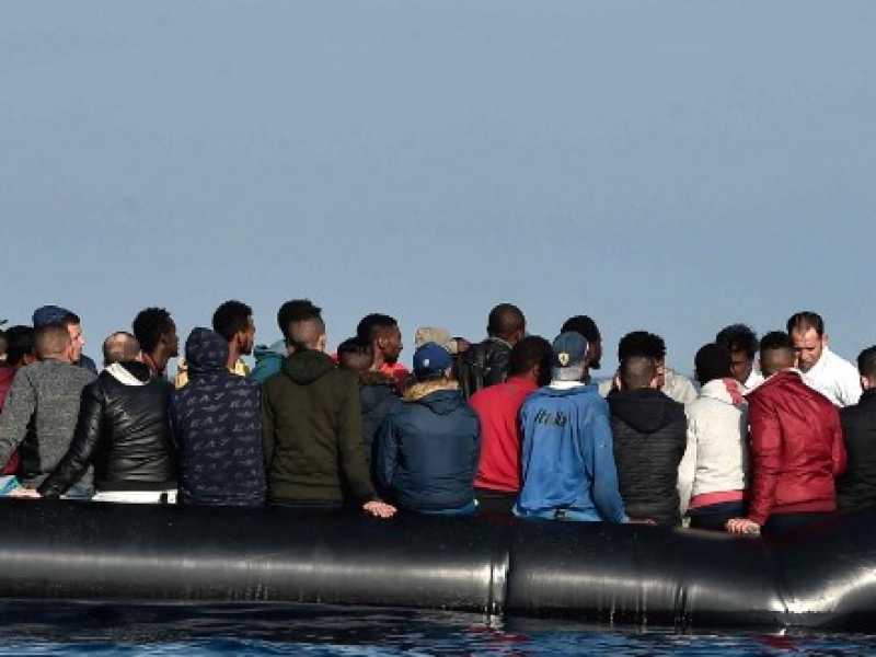 Migranti tratti in soccorso dalla MV Aquarius di MSF al largo della Libia (foto LaPresse)