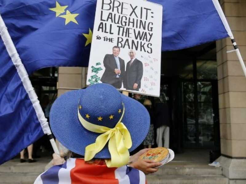 Manifestanti anti Brexit fuori dal Parlamento britannico (foto LaPresse)