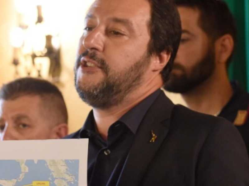 Salvini mostra una mappa degli sbarchi durante una conferenza stampa a Como (foto LaPresse)