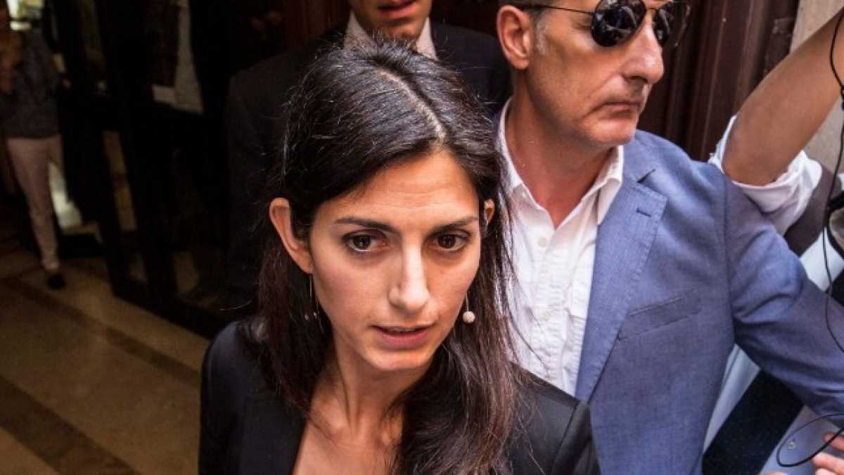 Immagine di I grillini contro la Raggi sullo stadio della Roma: “L’avevamo detto”