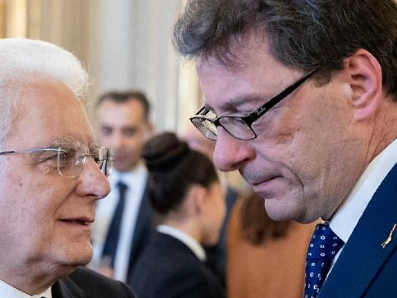 Il presidente Sergio Mattarella e Giancarlo Giorgetti (foto LaPresse)