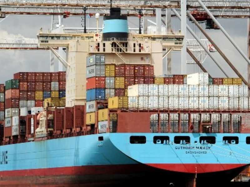 Una nave porta-container nel porto di Singapore (foto LaPresse)