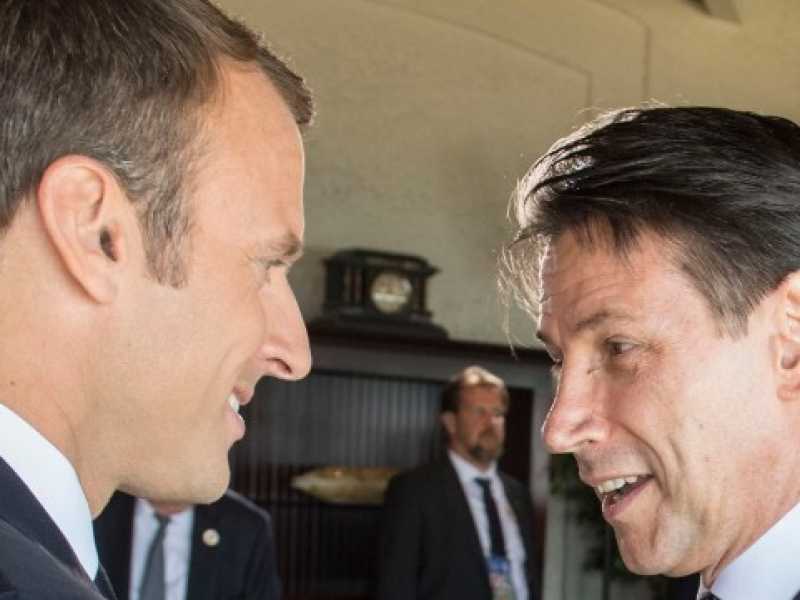 Emmanuel Macron e Giuseppe Conte allo scorso G7. Foto LaPresse