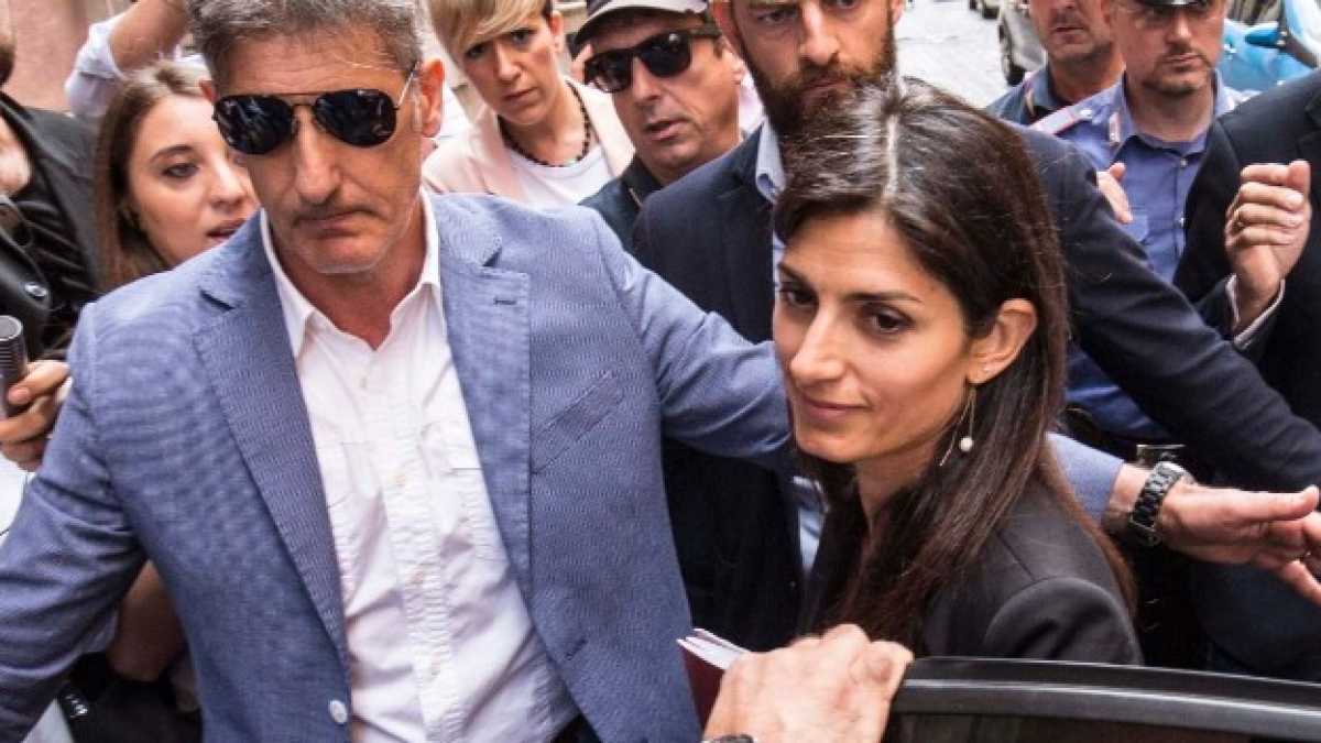 Immagine di Raggi in procura come testimone: "Non iniziamo col solito fango", dice la sindaca