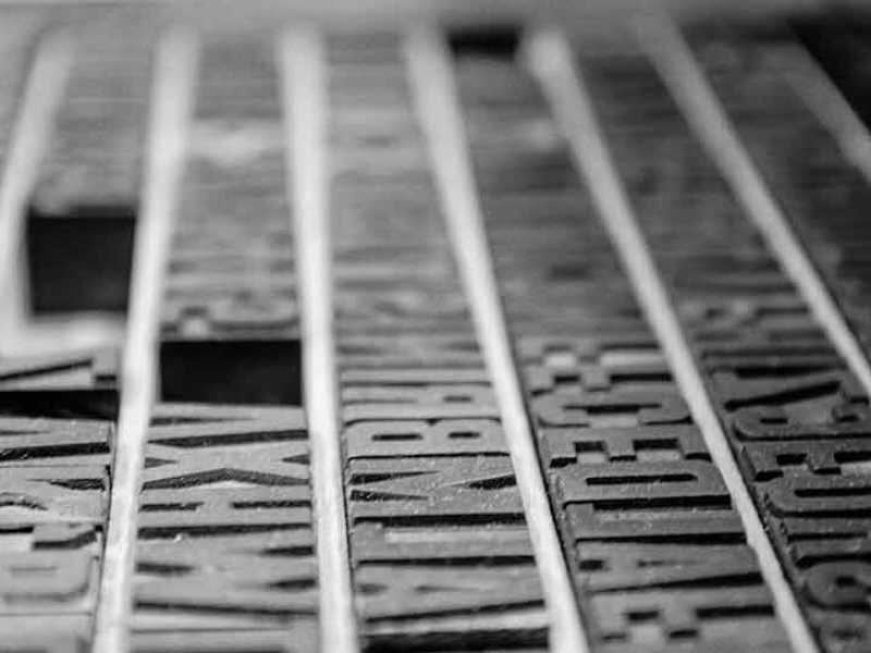 Cassettiera di caratteri mobili per tipografia disposti su binari. Fotografia scattata nei laboratori di Tipografia Vittoria a Firenze (tipografiavittoria.com)