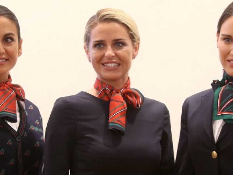 Le nuove divise Alitalia disegnate da Alberta Ferretti (foto LaPresse)