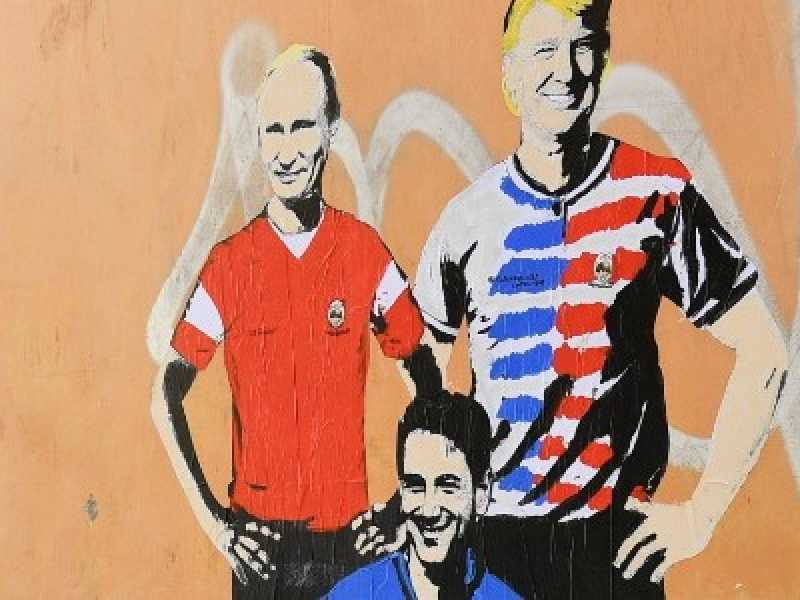 Murales di Tvboy a vicolo del Fico raffigurante Putin, Trump e Conte (foto LaPresse)