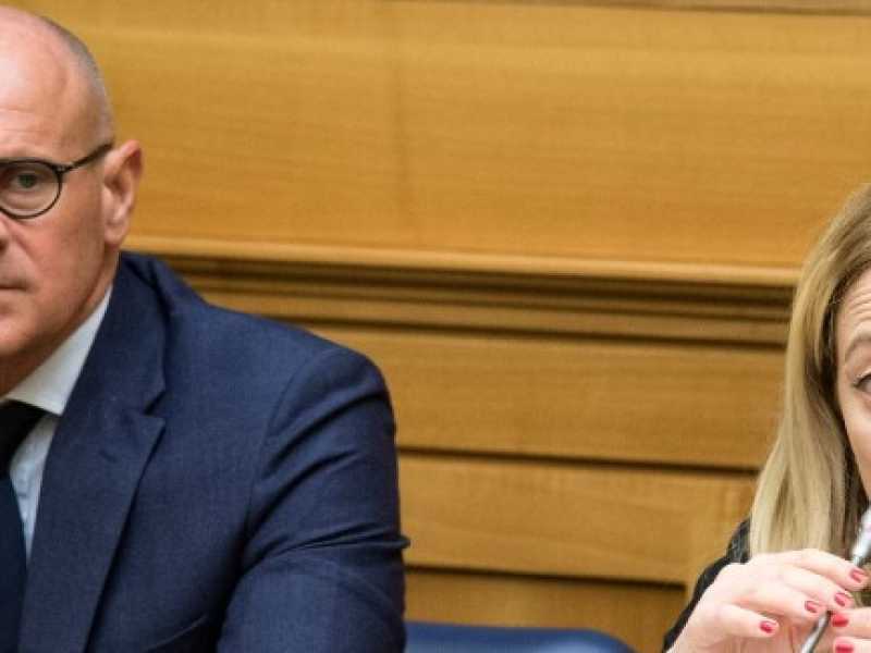 Fabio Rampelli e Giorgia Meloni alla Camera (Foto LaPresse)