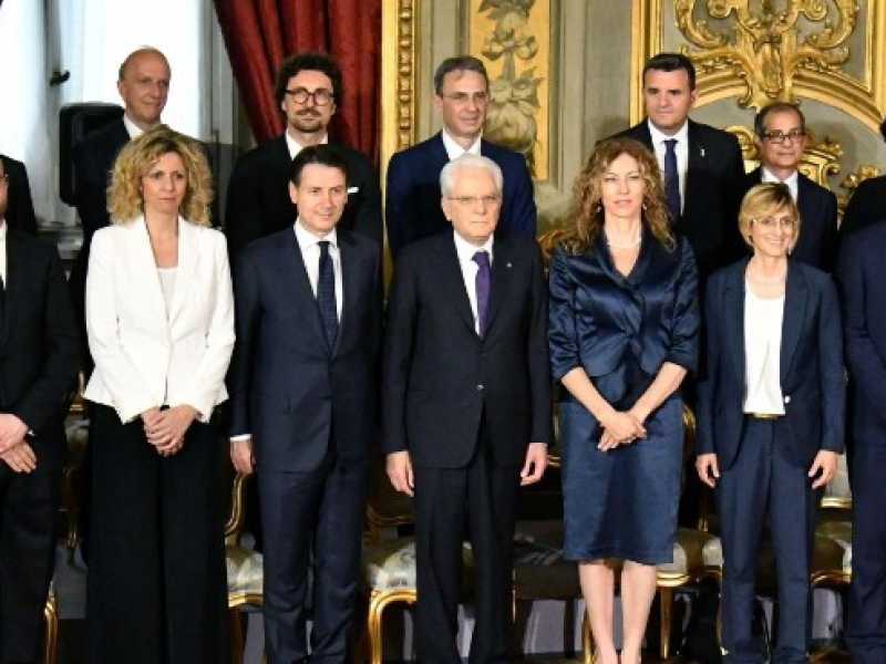 Il presidente Mattarella con il governo Conte (foto LaPresse)