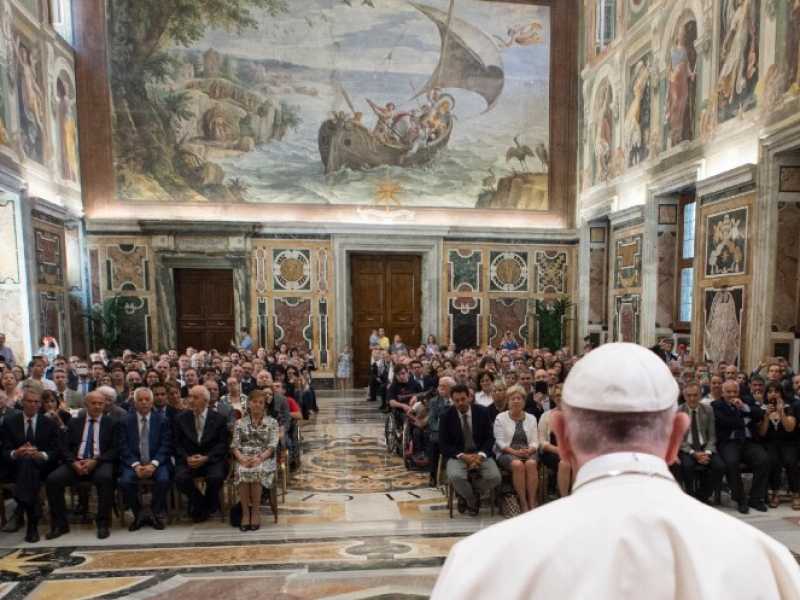 Il Pontefice durante l'udienza con il Forum delle associazioni familiari (LaPresse)