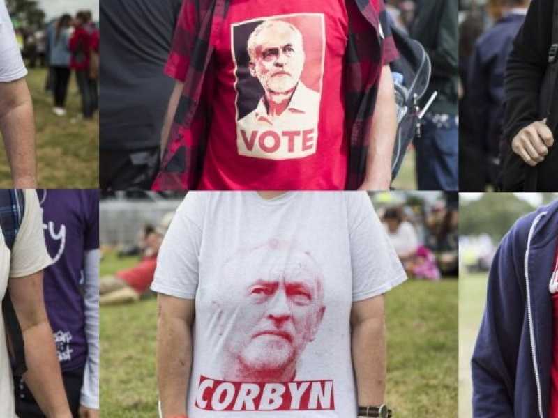 Una combo con alcune delle t-shirt indossate dai partecipanti al Labour Live (foto LaPresse)