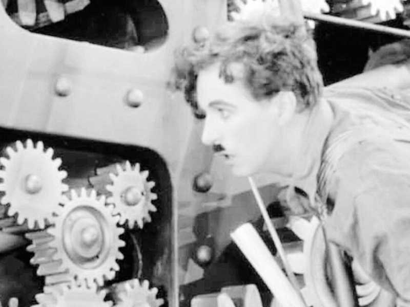 Disoccupati e spesa pubblica, in Sicilia un libro imponente (sopra, Charlie Chaplin nel suo &ldquo;Tempi moderni&rdquo;, del 1936)