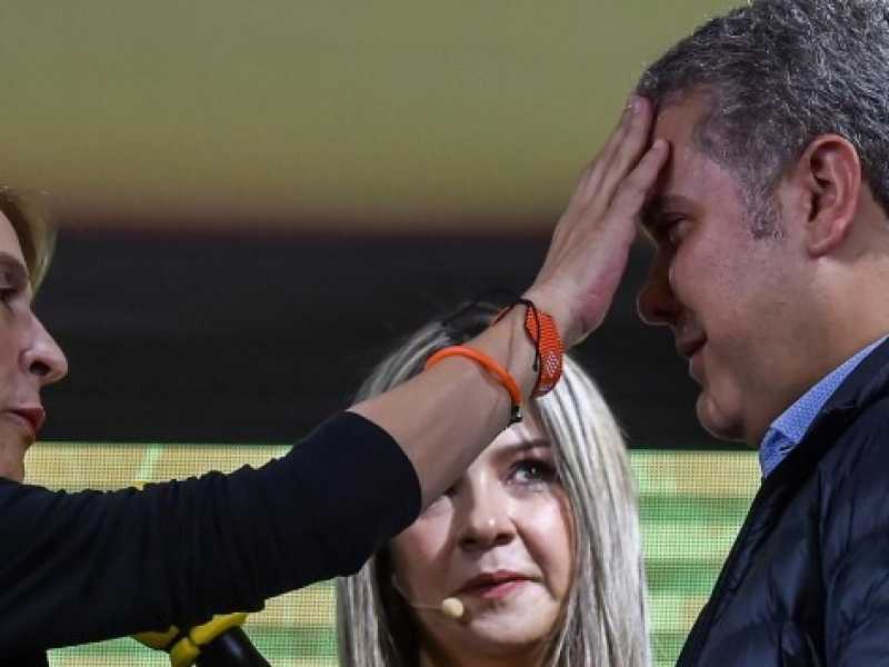 Iv&aacute;n Duque M&aacute;rquez con la madre Juliana Marquez Tono (foto LaPresse)
