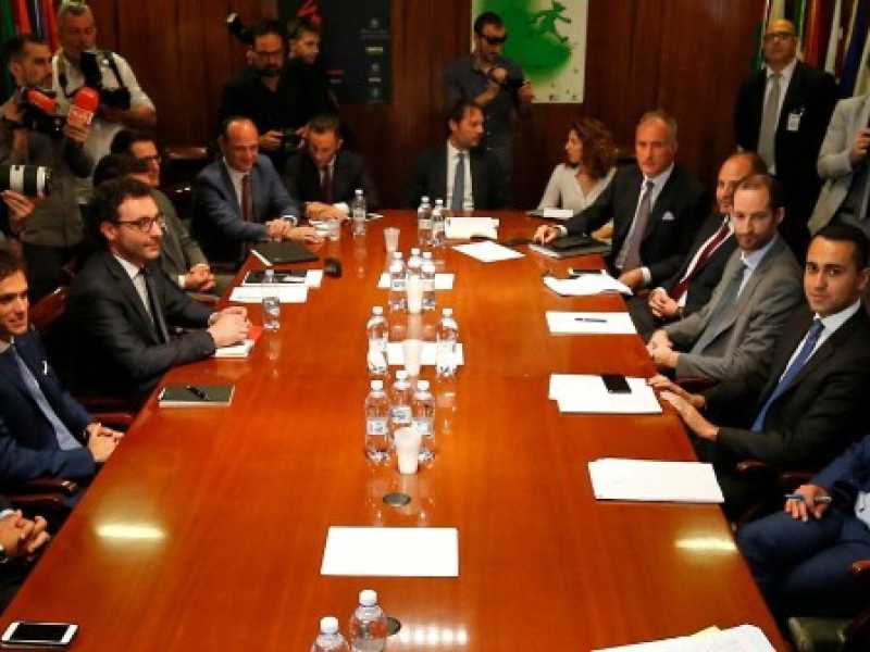 Di Maio incontra i rappresentanti delle azienda Deliveroo, JustEat, Foodora, Domino's pizza e Glovo (foto LaPresse)