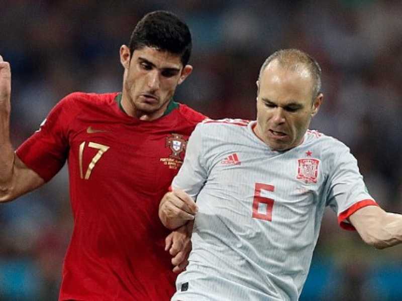 Guedes contrastato da Iniesta durante Portogallo-Spagna (foto LaPresse)