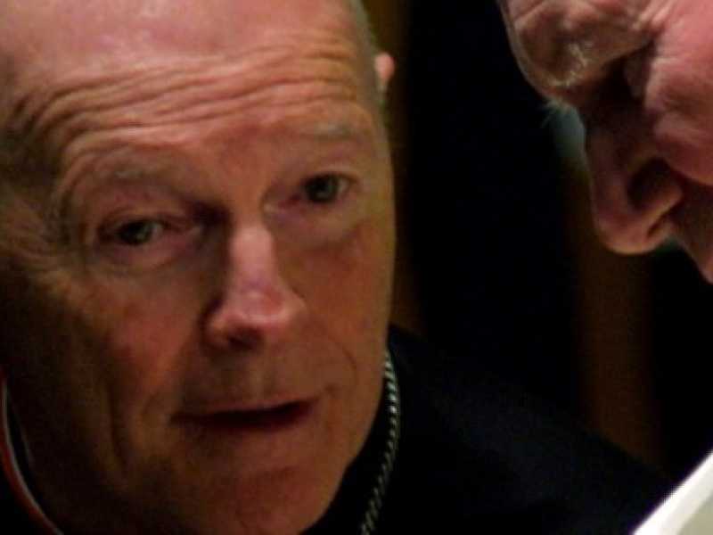 Il cardinale McCarrick con San Giovanni Paolo II (foto LaPresse)