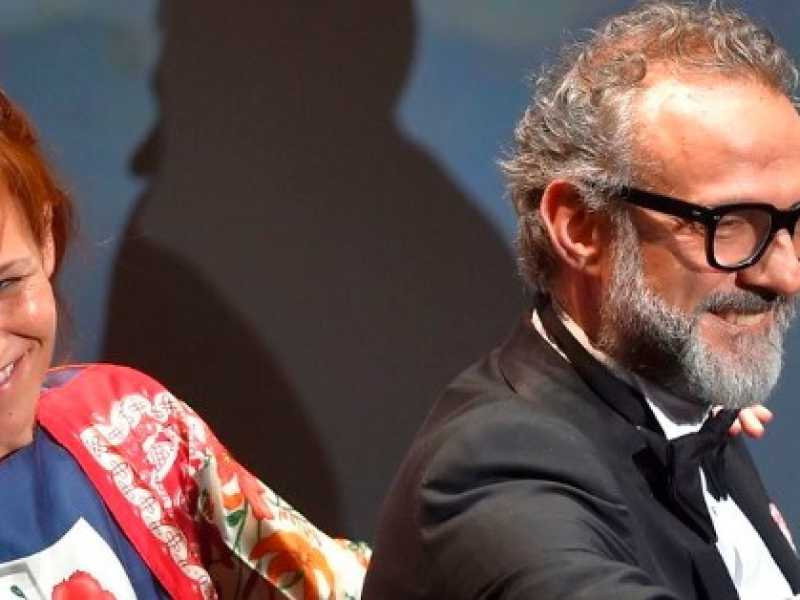 Massimo Bottura con la moglier Lara Gilmord durante la premiazione dei World's 50 Best Restaurants awards (foto LaPresse)