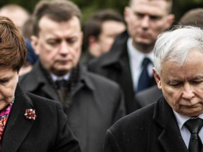 Jaroslaw Kaczynski con Beata Szydlo (foto LaPresse)