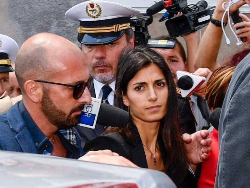 Virginia Raggi esce dal Campidoglio per andare in procura (foto LaPresse)