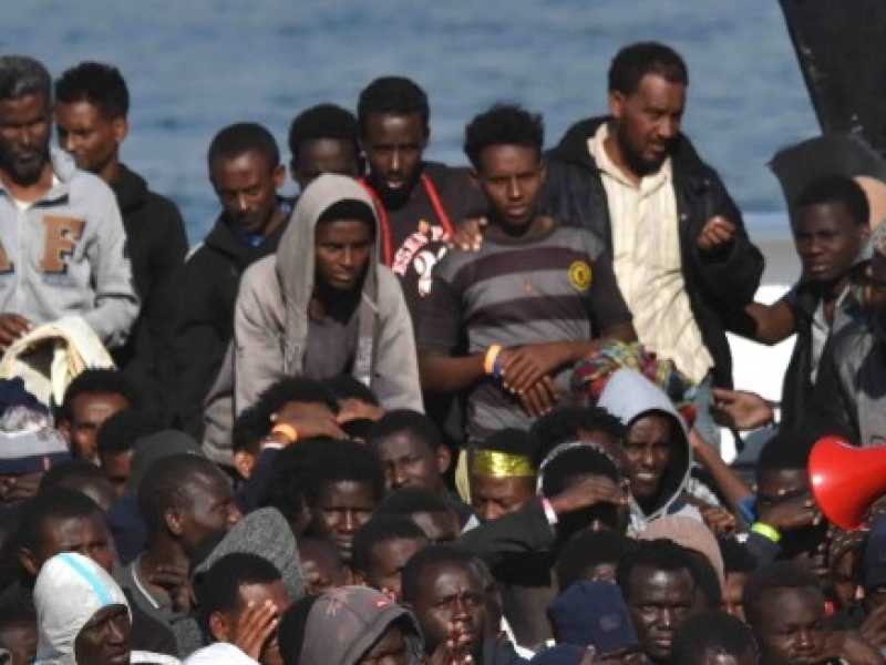 La nave Diciotti della guardia costiera italiana al porto di Catania con 932 migranti (foto LaPresse)