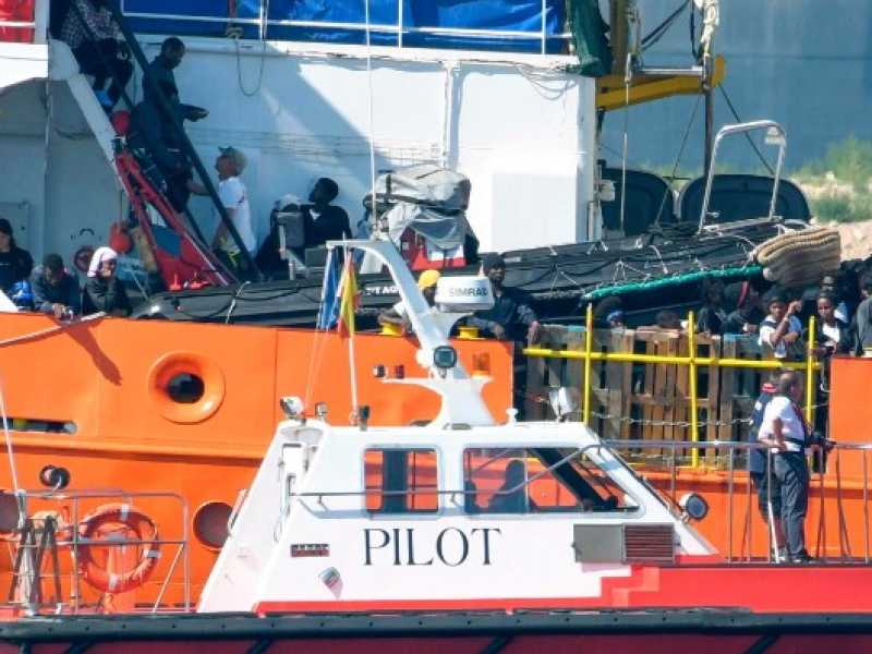 L'arrivo della Aquarius a Valencia (foto LaPresse)