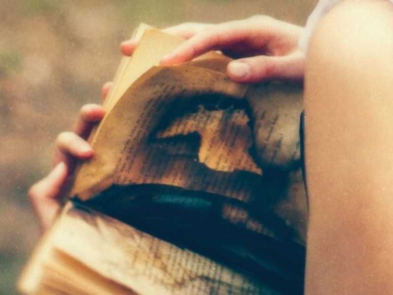 La copertina del libro “Il tuo nome è una promessa” (Einaudi)