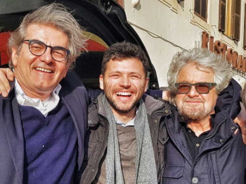 Gabriele Betti, secondo da sinistra, con Beppe Grillo (foto via Facebook)
