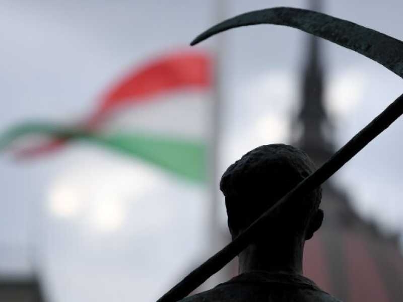 La sagoma della statua di Arpad Somogyi, il 'ragazzo mietitore', di fronte al palazzo del Parlamento a Budapest (foto LaPresse)