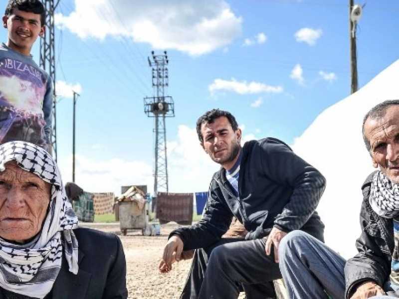Rifugiati siriani lasciano il campo Suruc in Turchia per raggiungere Kobane in Siria (foto LaPresse)