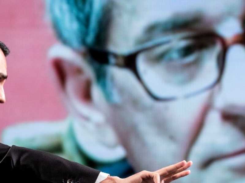 Luigi Di Maio davanti alla foto di Giovanni Tria (LaPresse)