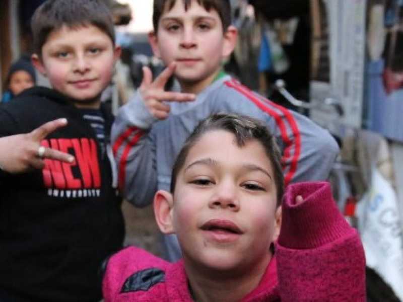 Bambini in un campo rom installato dal giugno 2015, sotto il Boulevard Gateway a Parigi (foto LaPresse)