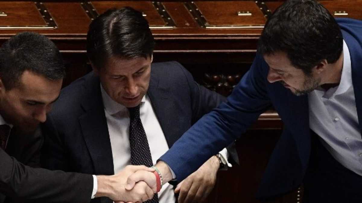 Immagine di Troppi guanti bianchi per le ruspe di governo
