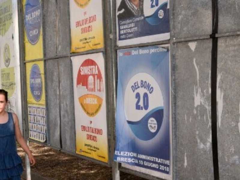 Cartelli elettorali a Brescia (foto LaPresse)