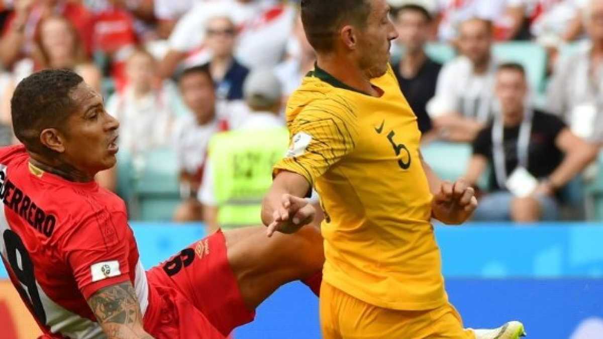 Immagine di Peruviani che corrono e francesi da googlare. Vedere il Mondiale non vuol dire capirlo