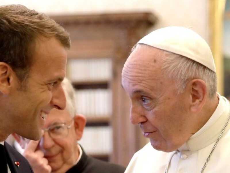 Emmanuel Macron e Papa Francesco (foto LaPresse)