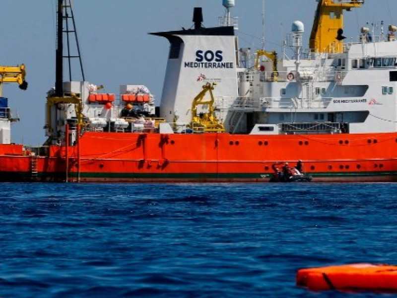 La nave Aquarius al largo di Lampedusa (foto LaPresse)