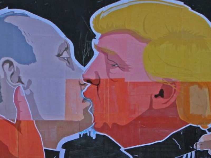 Trump bacia Putin in un murale a Vilnius (foto LaPresse)