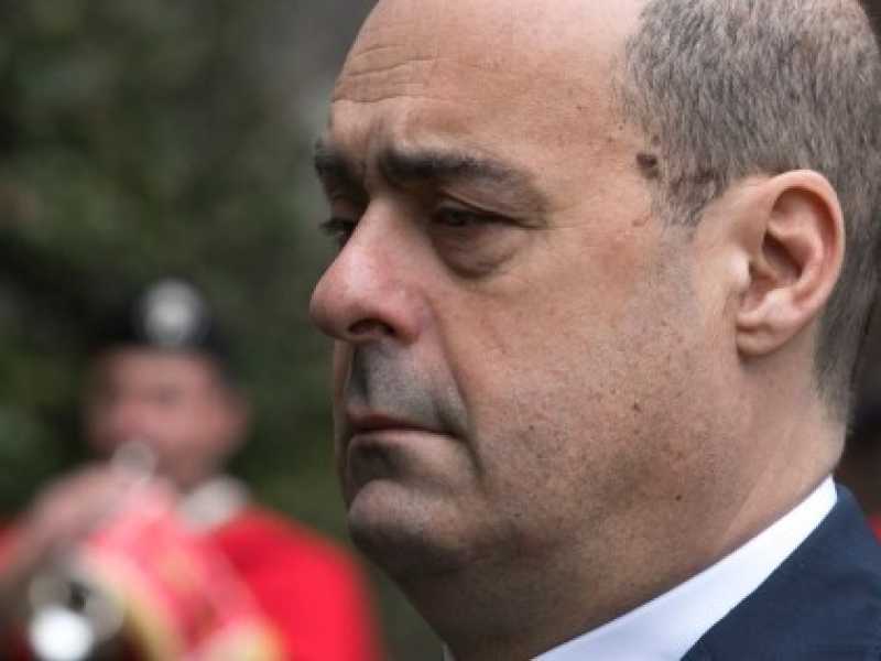 Nicola Zingaretti depone una corona in memoria dei martiri delle Fosse Ardeatine (foto LaPresse)