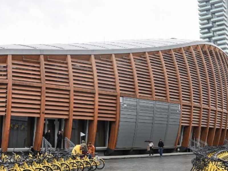 Il Centro Direzionale di Milano. Dove è tutto un innalzare torri… a Roma sempre e soltanto palazzina, mai grattacielo (foto LaPresse)