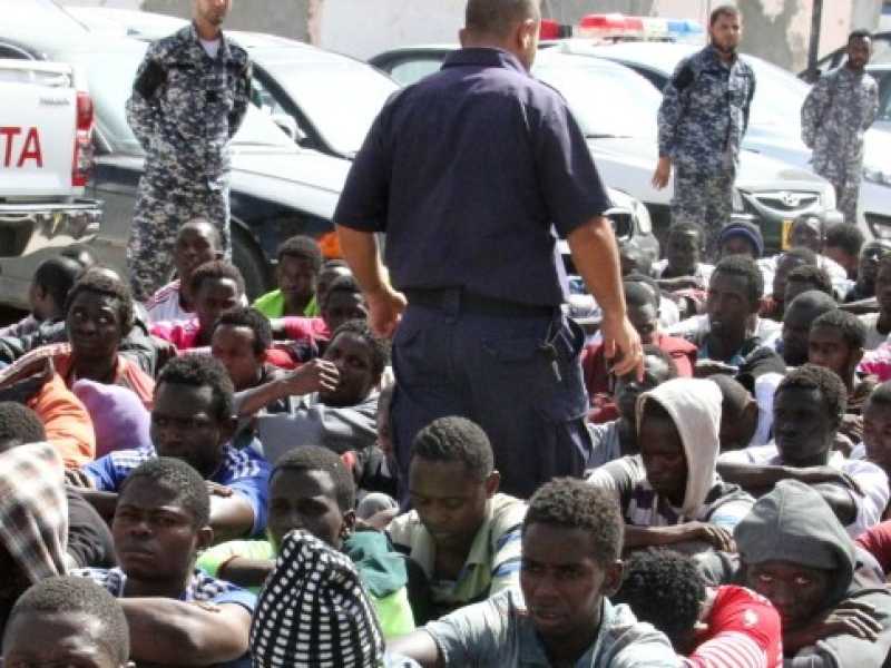 La polizia arresta decine di migranti sulla costa vicino Tripoli (foto LaPresse)
