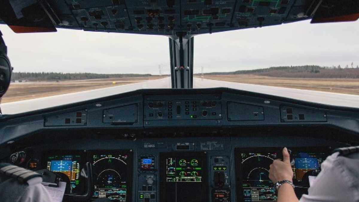 Immagine di Un telefono acceso in aereo spiega perché combattere la società nemica degli esperti