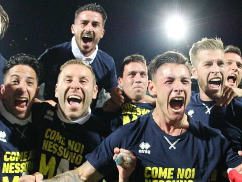 Il Parma festeggia la promozione in serie A. Foto LaPresse
