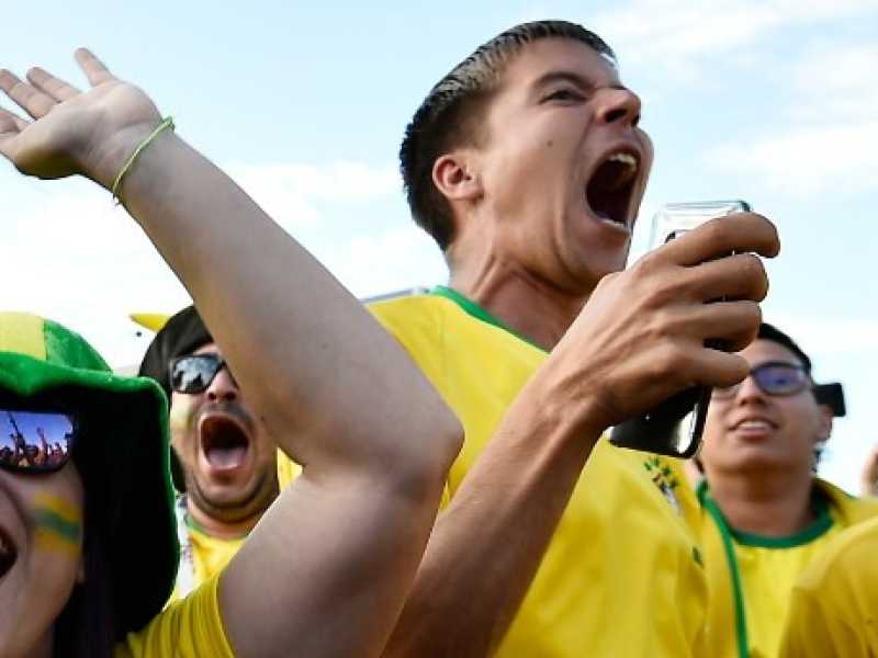 L'esultanza dei tifosi brasiliani per la vittoria del Brasile (foto LaPresse)