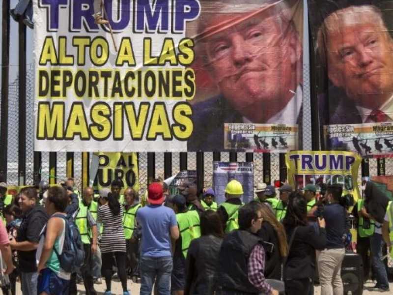 Protesta anti-Trump al confine tra Messico e Stati Uniti (foto LaPresse)