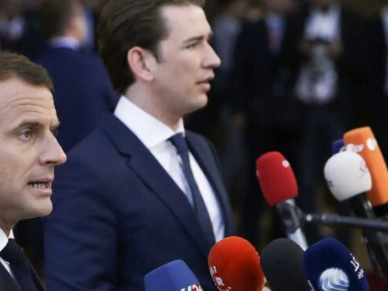 Emmanuel Macron e Sebastian Kurz rispondono alle domande dei giornalisti alla fine del vertice (foto LaPresse)