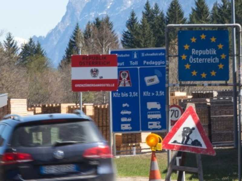 San Candido, al confine tra Austria e Italia. Foto LaPresse
