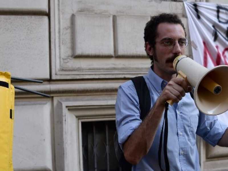 Un gruppo di rider fuori dal ministero del Lavoro durante l'incontro tra aziende e sindacati. Foto LaPresse